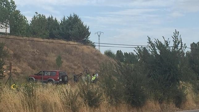 Momento en el que los agentes inspeccionan uno de los pozos en la finca familiar