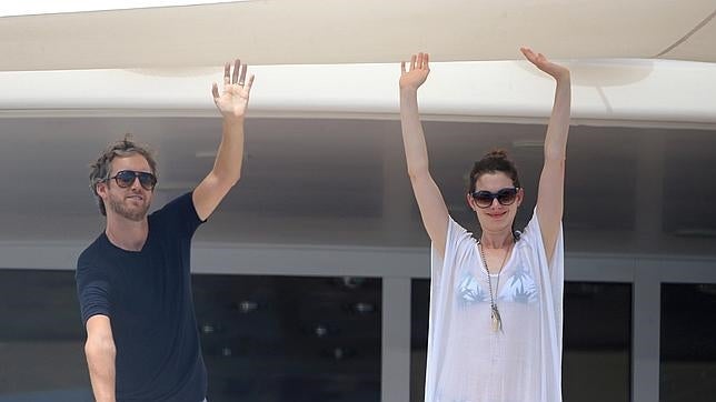 La pareja está disfrutando de la playa Ibicenca