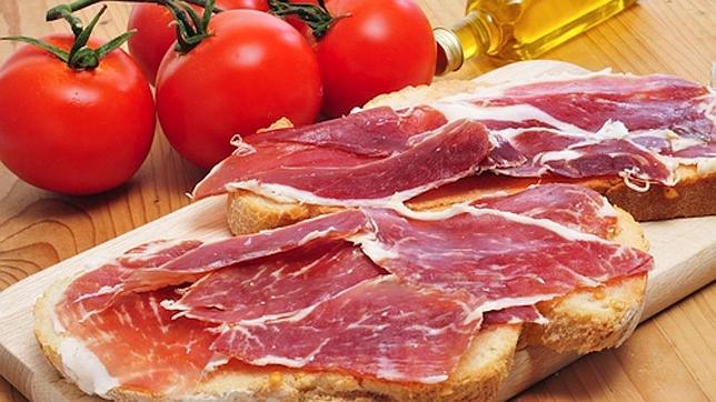 Menú con tostada de jamón serrano y revuelto de setas