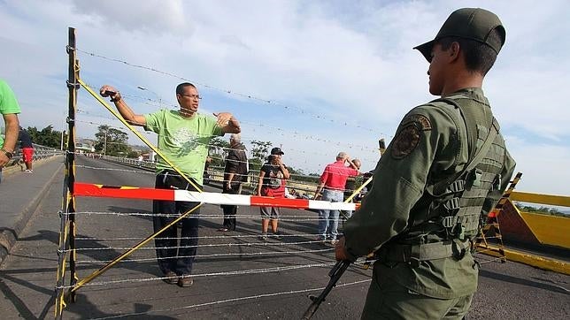 Un soldado venezolano guarda la frontera con Colombia