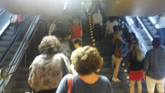 Una larga cola aguardaba en el intercambiador de Avenida de América a la espera de coger el autobús