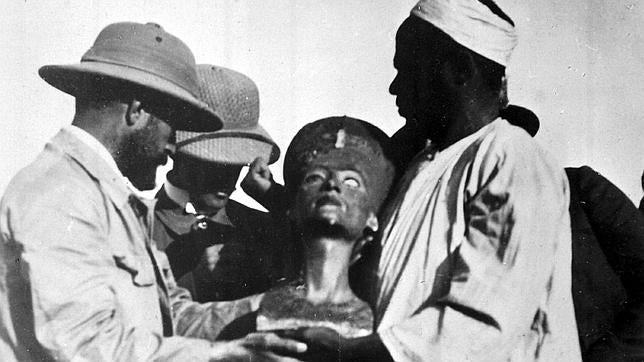 Descubrimiento del busto de Nefertiti en la región egipcia de Amarna, en 1912