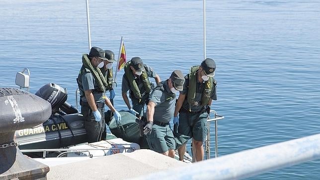Agentes de la Guardia Civil, durante el rescate del cuerpo del primer subsahariano hallado en Motril