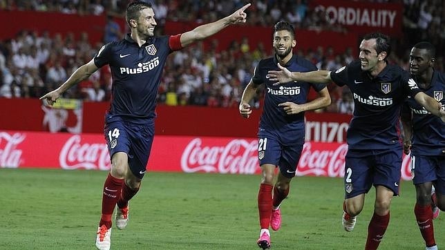 Gabi celebra con sus compañeros el segundo gol del Atlético