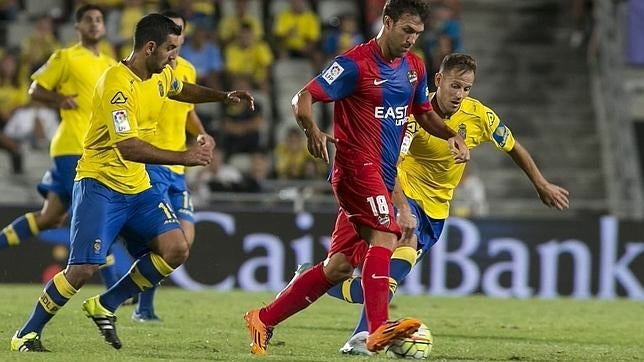 El centrocampista del Levante Víctor Casadesús se escapa del argentino Juan Culio en el partido de la segunda jornada de Liga
