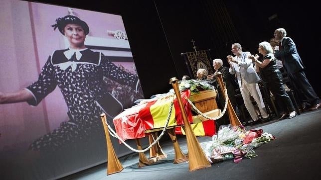 La alcaldesa de Madrid, junto al padre Ángel y otros amigos de Lina Morgan en la capilla ardiente instalada en el teatro de La Latina