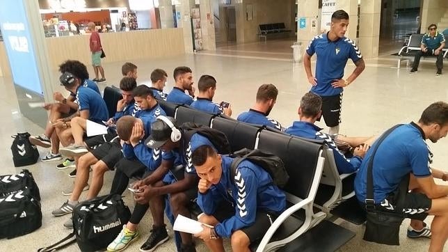 La expedición del Cádiz, en el aeropuerto de Jerez de la Frontera
