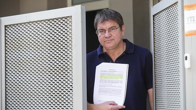 Agustín Fernández enseña la sentencia del TSJC en la que se exige un 25% de clases en castellano