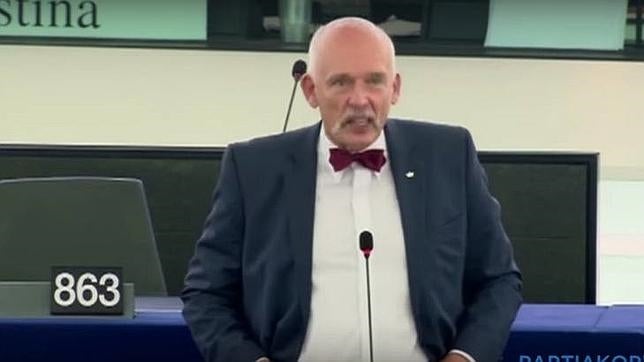 El eurodiputado Janusz Korwin-Mikke durante su intervención
