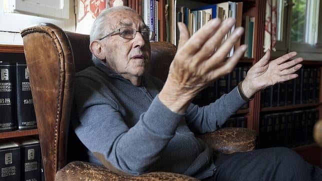 El filósofo Gustavo Bueno en su casa de Niembro (Asturias)