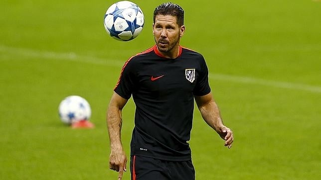 Simeone durante el entrenamiento en el estadio Ali Sami Yen de Estambul