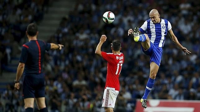 Maicon, con la plancha por delante, estuvo cerca de golepar la cara de Jonas