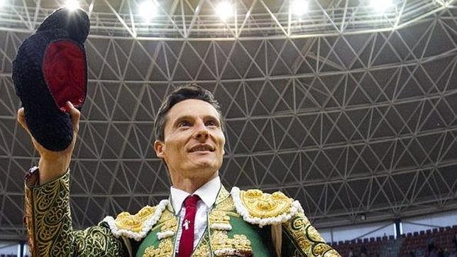 Diego Urdiales sale a hombros del coso de La Ribera