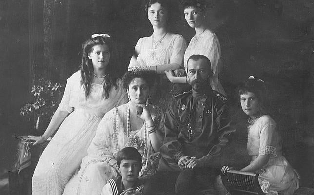 De izda a dcha, la gran duquesa María, la gran duquesa Olga y la gran duquesa Tatiana; sentados, la zarina Alejandra, el zar Nicolás II y la gran duquesa Anastasia y sentado a los pies el zarievich Alexei
