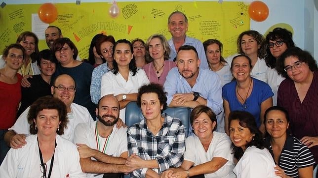 Teresa Romero posó, cuando superó la enfermedad, con todo el equipo del Hospital La Paz-Carlos III