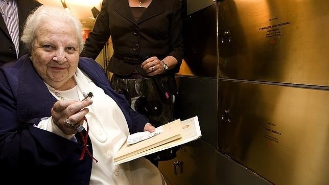 La editora Carmen Balcells dejaba su legado en la caja fuerte del Instituto Cervantes en 2011