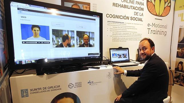 El especialista, junto al videojuego que diseño para ayudar a sus pacientes