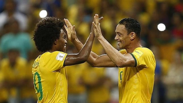 Willian y Ricardo Oliveira marcaron los goles de Brasil