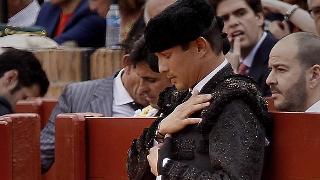 José María Manzanares reza antes de que salga su toro en la Maestranza