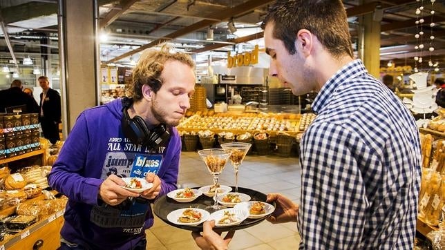 Un empleado ofrece a un cliente varios aperitivos a base de insectos en un supermercado de la cadena Jumbo en Groningen, Holanda, que desde el mes de enero de 2015, están a la venta en todos sus supermercados