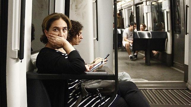 La alcaldesa de Barcelona, Ada Colau, en el Metro de Barcelona
