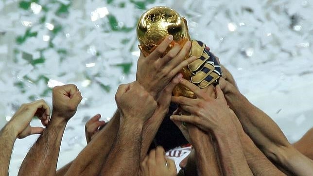 El trofeo del Mundial 2006, en manos de los italianos