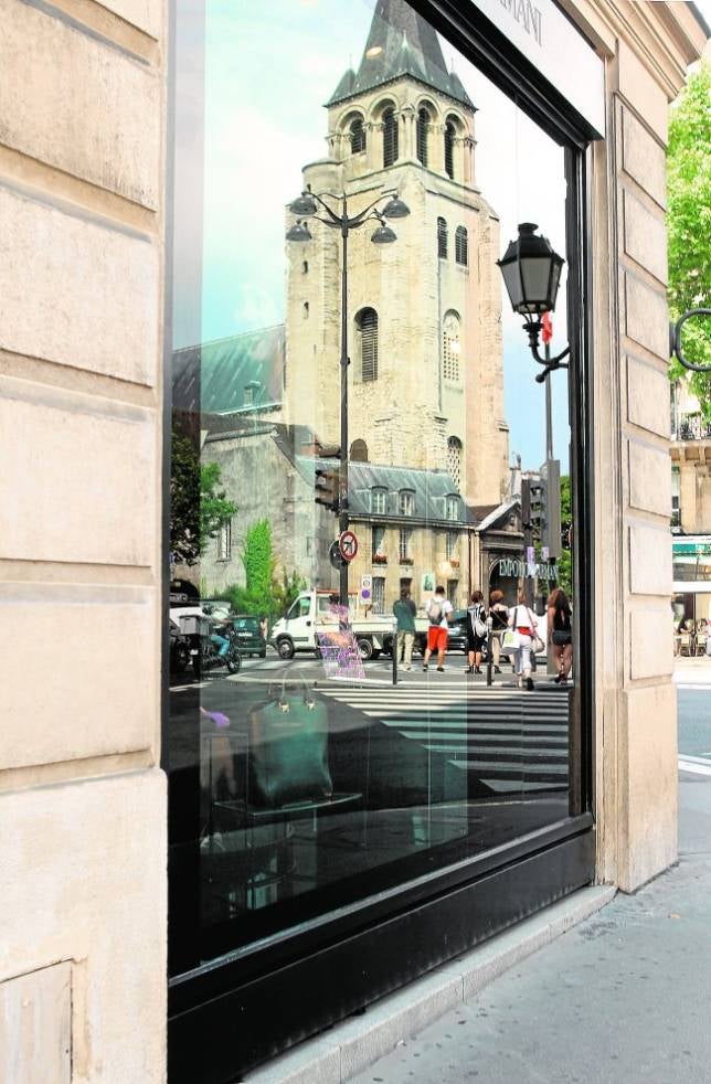 Escaparate de Armani frente a la iglesia de Saint-Germain