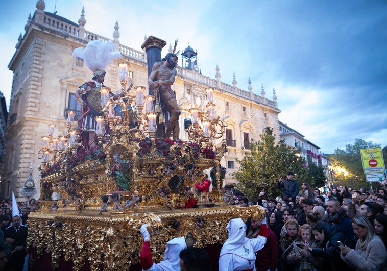 Granada vive por fin las procesiones en el Jueves Santo más deseado