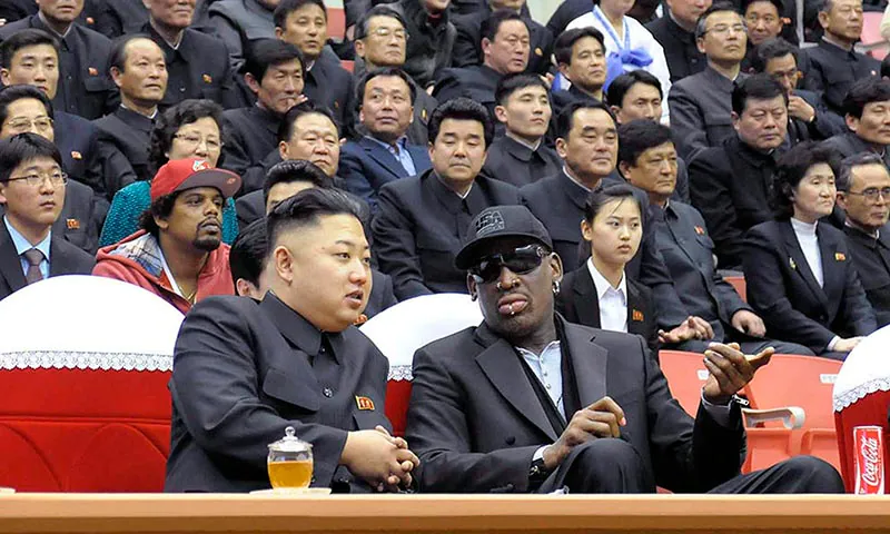 La antigua estrella de la NBA Dennis Rodman conversa con Kim Jong-un durante un partido de baloncesto en Pyongyang.