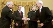 El vicepresidente Cheney (izquierda) y el secretario del Tesoro, Paul O´Neill, se saludan, en presencia de la mujer de O´Neill y de George W. Bush. Reuters