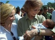 S.M. La Reina es recibida en el aeropuerto por la esposa del presidente salvadoreño