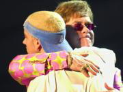 El polémico y criticado abrazo de Elton John con el rapero Eminem quien, pese a las protestas que ha levantado, se llevó tres premios Grammy