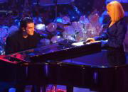 Banderas (arriba, junto a Raffaella Carrá) interpretó al piano una canción inédita compuesta por él mismo en el Festival de Sanremo. Ap