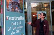 Carlos Laredo, director de Teatralia, muestra un cartel con una mágica representación de Chagall. José García