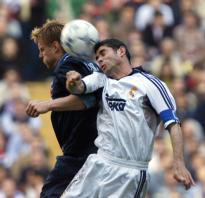 Morientes (arriba) hace el 2-0. Abajo, choque de tanques, Hierro-Jankauskas. Fotos: Miguel Berrocal e Ignacio Gil