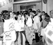 Los «botellones» se han convertido en algo habitual para los jóvenes. ABC
