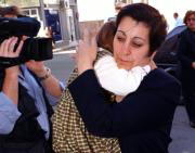 Nerea, arropada por su abuela, entra en los Juzgados de Coria. J.L.Ortega