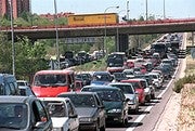 Un aspecto de la salida de Madrid por la N-III a mediodía de hoy