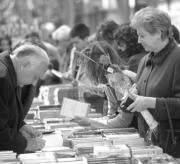 Las paradas están listas para ofrecer miles de novedades al lector. Elena Carreras