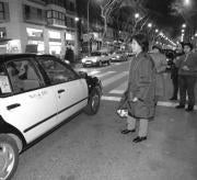 Los usuarios hacen cola para coger un taxi por la noche en Barcelona. Elena Carreras