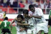 Tres jugadores del Sevilla celebran uno de los tantos. Millán Hercé