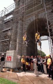 Escaladores colocan sobre la Puerta de Alcalá los primeros libros donados. Javier Prieto