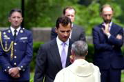 El Príncipe recibe la comunión de manos de Monseñor Álvarez, ayer, en la eucaristía celebrada frente a la Basílica. Efe
