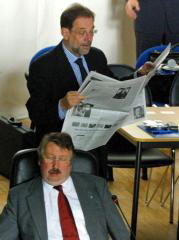 Javier Solana y Andre Flahaut, ministro belga de Defensa, aguardan de modo relajado el comienzo, ayer, del Consejo informal de la UE en Bruselas. Epa