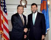 Rajoy con Ashcroft, durante su encuentro de ayer en Washington. Efe