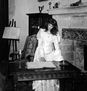 Mireille Calmel, vestida de época, durante la presentación de «La boda de Leonor» en el Castillo de la Reina Margot y Enrique IV en Burdeos. ABC