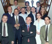 Lamata, (en el centro, muy sonriente), posa junto a los firmantes del acuerdo alcanzado entre el Sescam y los sindicatos sanitarios de la región. Efe