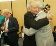Mendoza recibió un emotivo abrazo de su amigo Mario Vargas Llosa. Chema Barroso