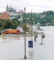 El Rio Moldava Se Traga Parte Del Casco Historico De Praga