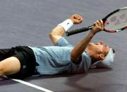 Lleyton Hewitt, feliz y por los suelos. AP
